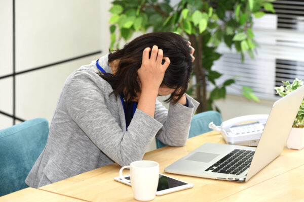 ストレスを感じている女性のイメージ写真