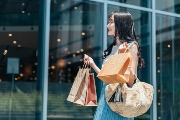 買い物を楽しむ女性