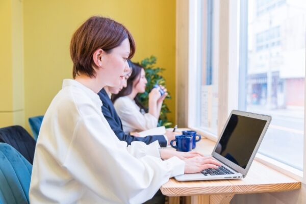 カフェで作業する女性